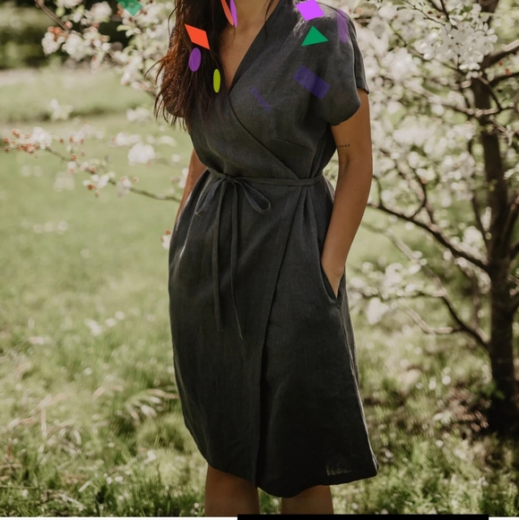 NWOT Amour Linen Olivia wrap dress in charcoal, size "1" (U.S. size 2-4/6) - Picture 2 of 9